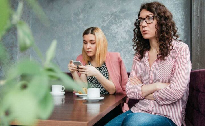 cell phone during meals makes you unhappy