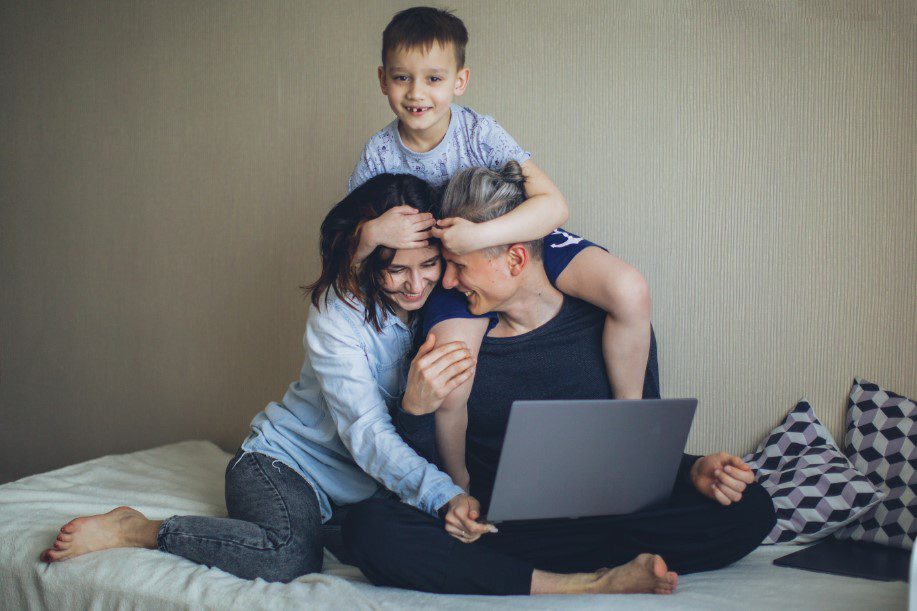 a family using online parenting 